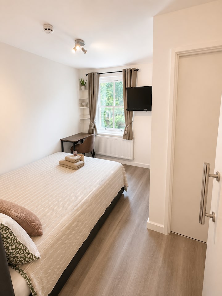 Smart Compact En-suite Room W/ Free Parking - Kingston upon Thames