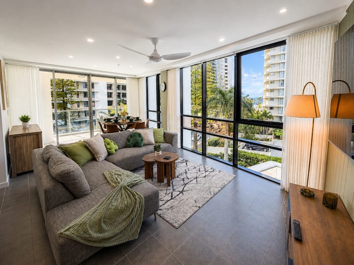 Spacious 3br Beach Apartment W/ Parking + Pool - Gold Coast