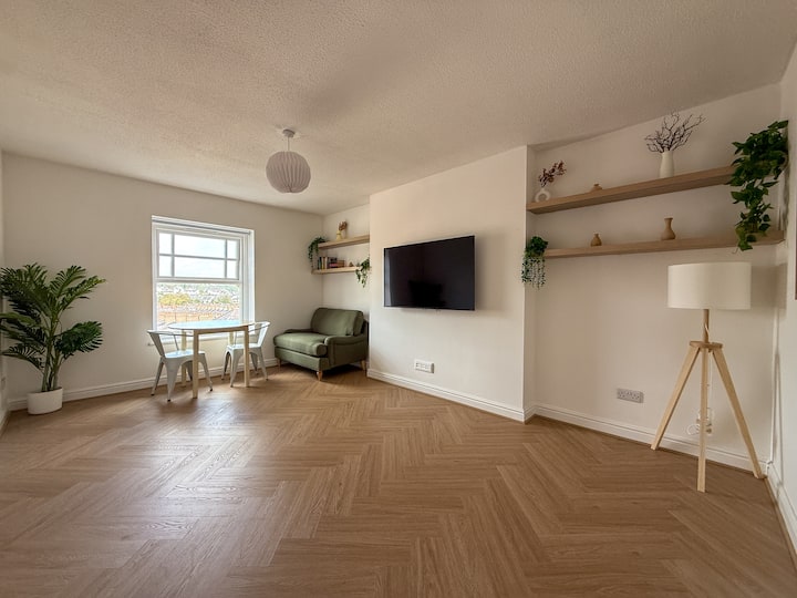 Spacious Central Flat W/ Parking - Bangor