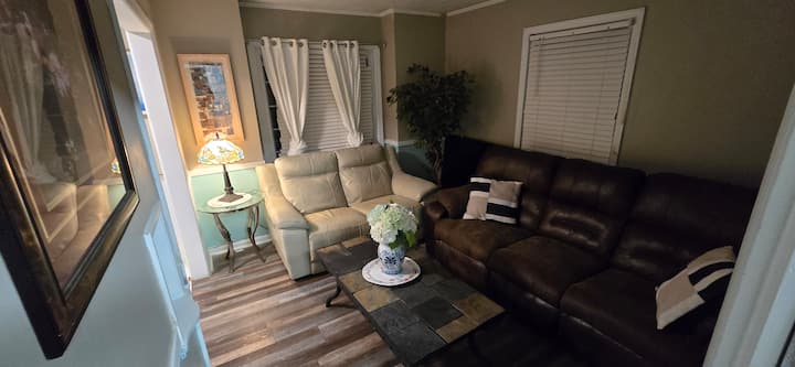 Large Safe Cleveland Family House W Fenced Yard - Bedford, OH