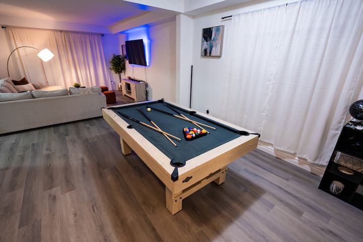 Elegant 8-bed Retreat | Wineries, Bbq & Pool Table - Niagara Falls, NY