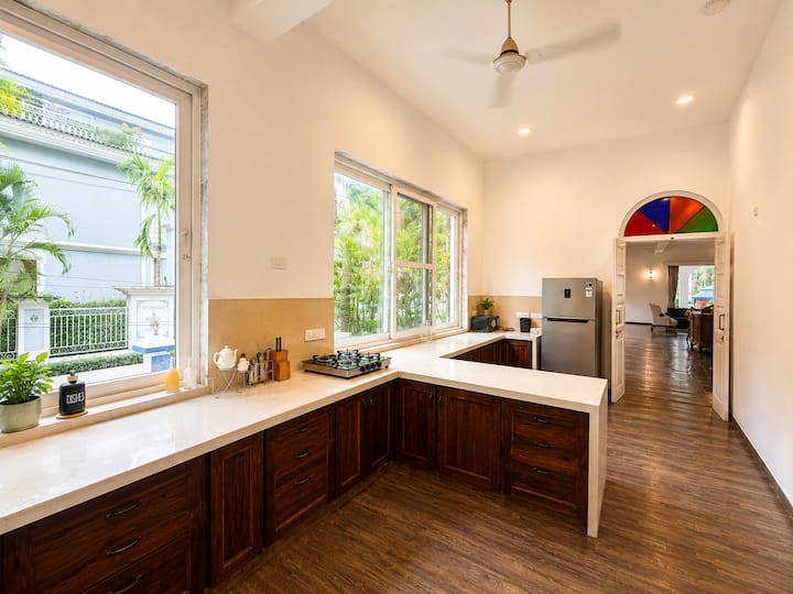 Full kitchen image 2