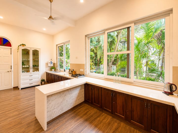 Full kitchen image 1