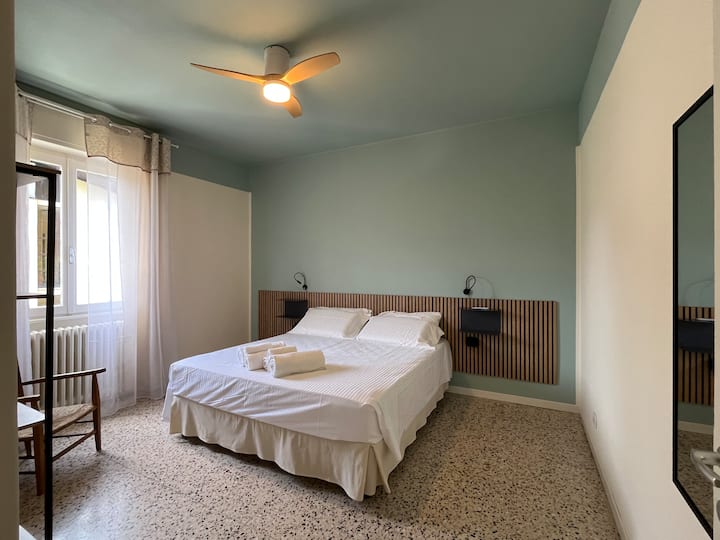 Dhoma kryesore e gjumit me krevat dopio "queen size", pamje nga liqeni dhe ventilatorë tavani për një ajrosje të freskët dhe pa zhurmë.