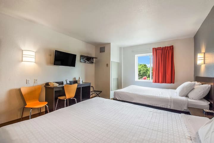 4 Knoxville Rooms | Pets Allowed + Free Parking - Knoxville, TN
