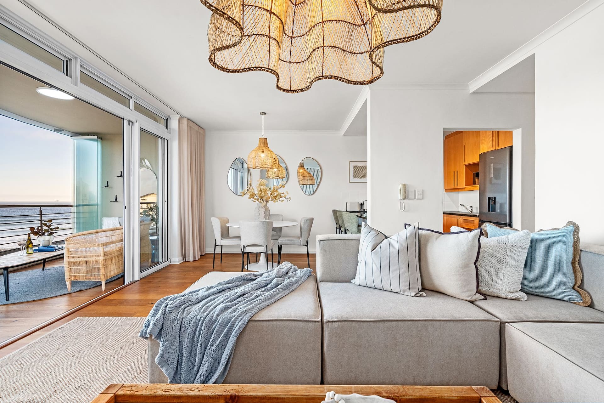 Modern Beachfront 2BR Apt | Mountain & Ocean Views — foto 2