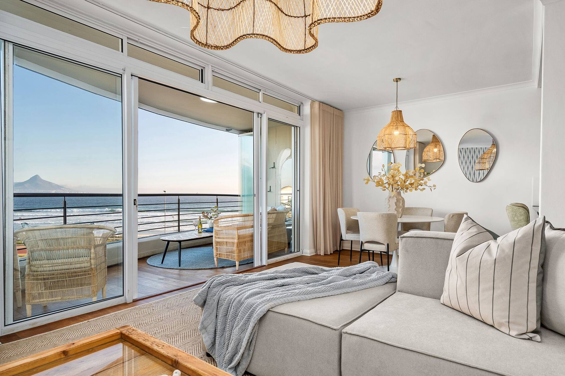 Modern Beachfront 2BR Apt | Mountain & Ocean Views — foto 3