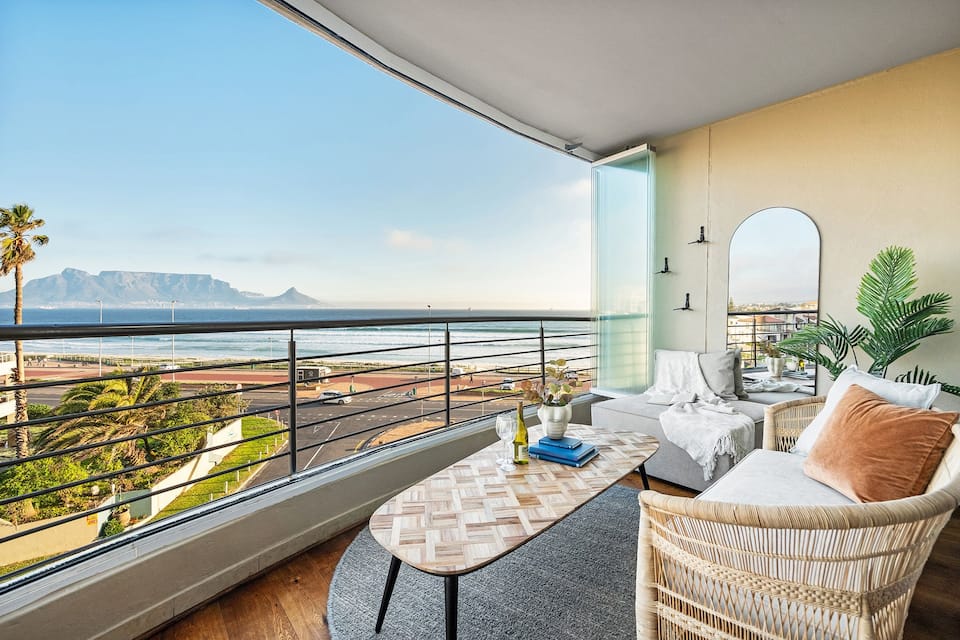 Modern Beachfront 2BR Apt | Mountain & Ocean Views — foto 1
