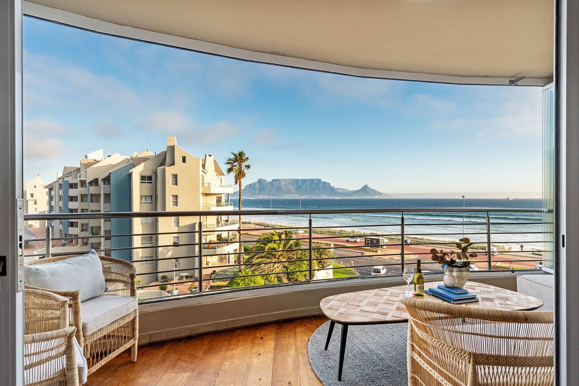 Modern Beachfront 2BR Apt | Mountain & Ocean Views — foto 4