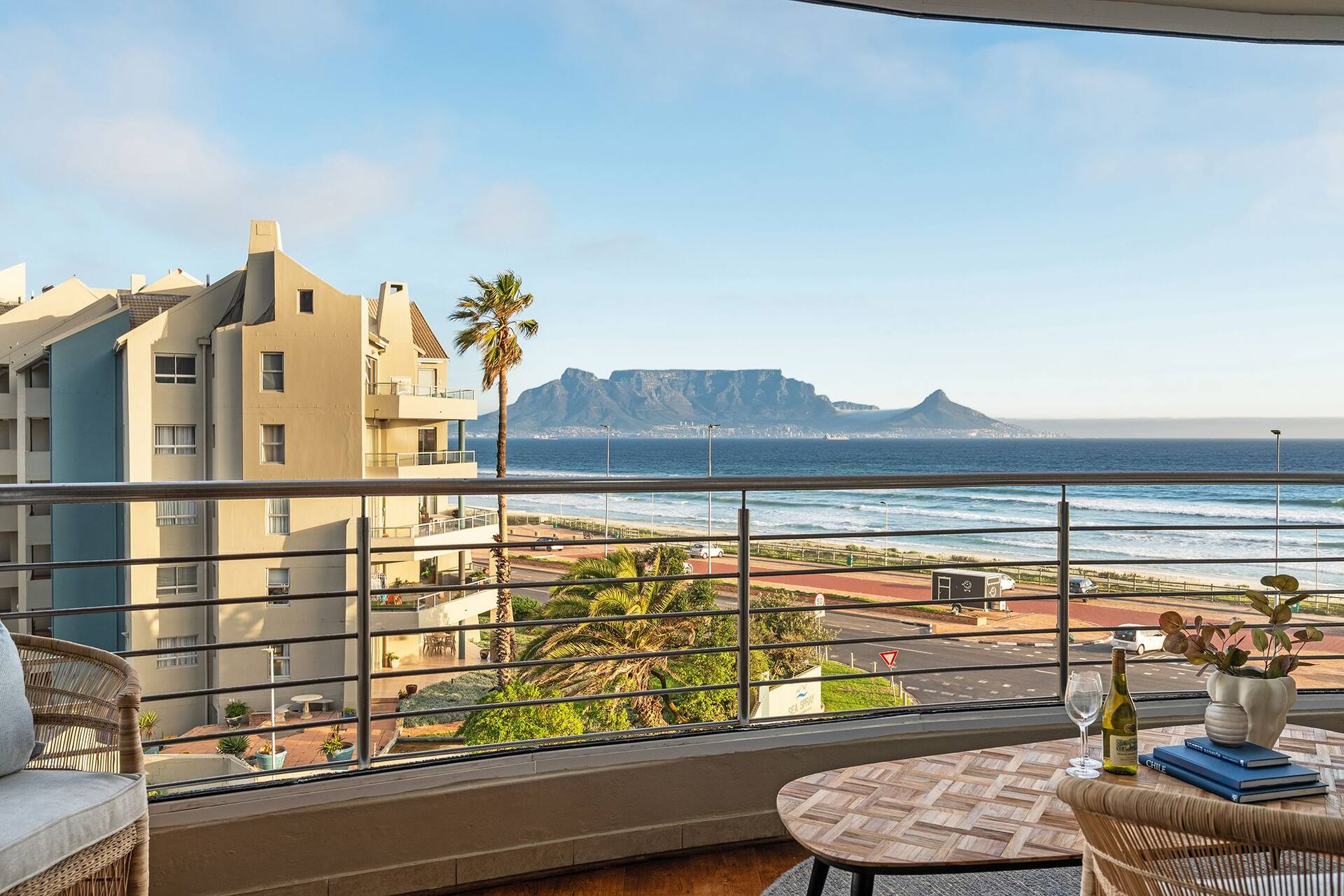 Modern Beachfront 2BR Apt | Mountain & Ocean Views — foto 5