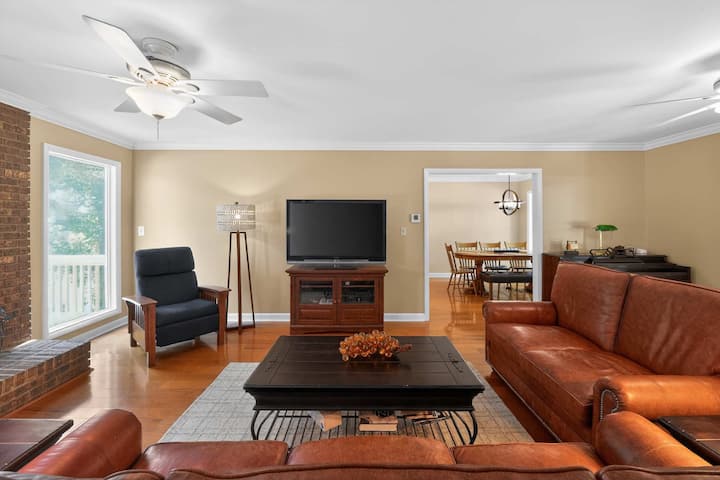 Spacious 4 Br Retreat Near Lake Norman With Deck - Denver, NC