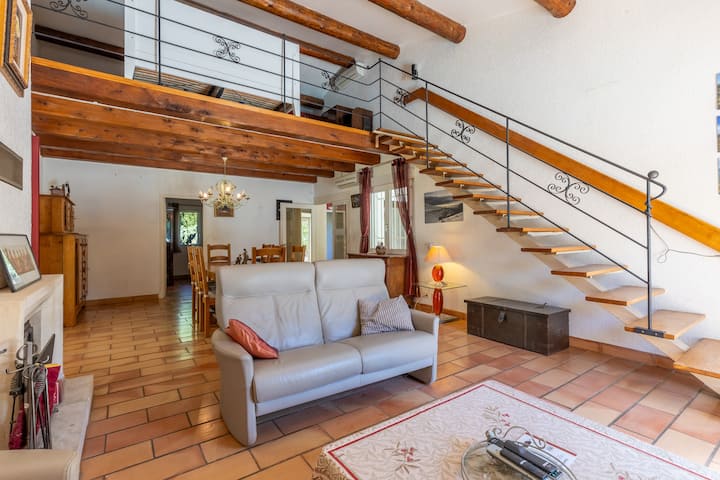 Villa De Plain-pied Sur 3000m² Avec Grande Piscine - Apt