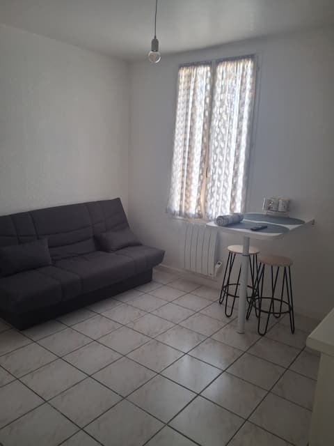 Top Airbnb: 1-bedroom apartment, bathroom, living room, kitchen in Pantin