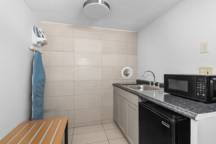 Virginia Beach Stay | Swim. Pool. Free Parking. - Virginia Beach, VA