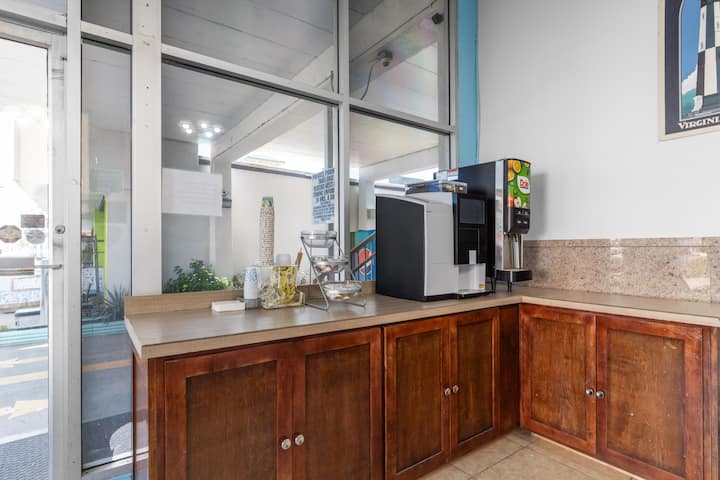 Comfy In Virginia | Swim. Pool. Free Parking - Virginia Beach, VA