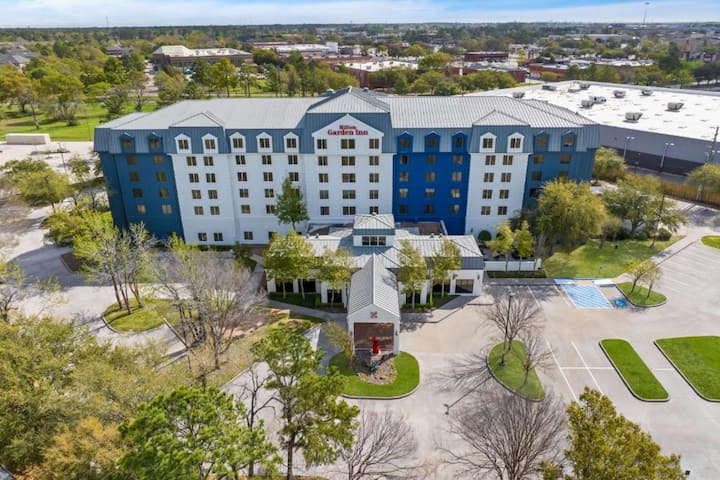 Near Willowbrook Mall | On-site Bar + Free Parking - Houston, TX