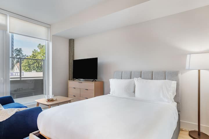 Bay Views + Rooftop Pool • Little Italy Living - San Diego, CA