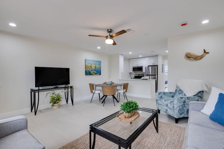 Sanibel Arms B2- Stunning Condo Steps To Beach - Sanibel, FL