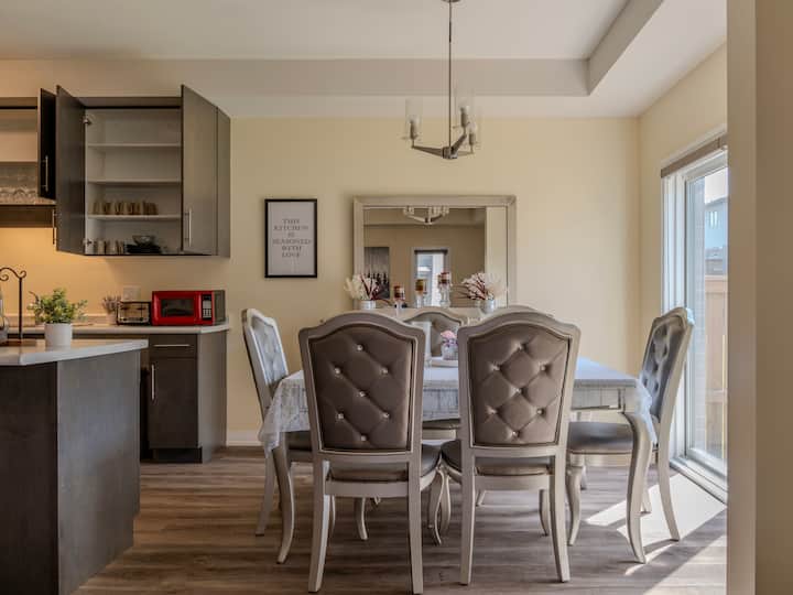 Cozy 4br/3ba Retreat - 4 Parking Spaces-sleeps 8! - 나이아가라폴스