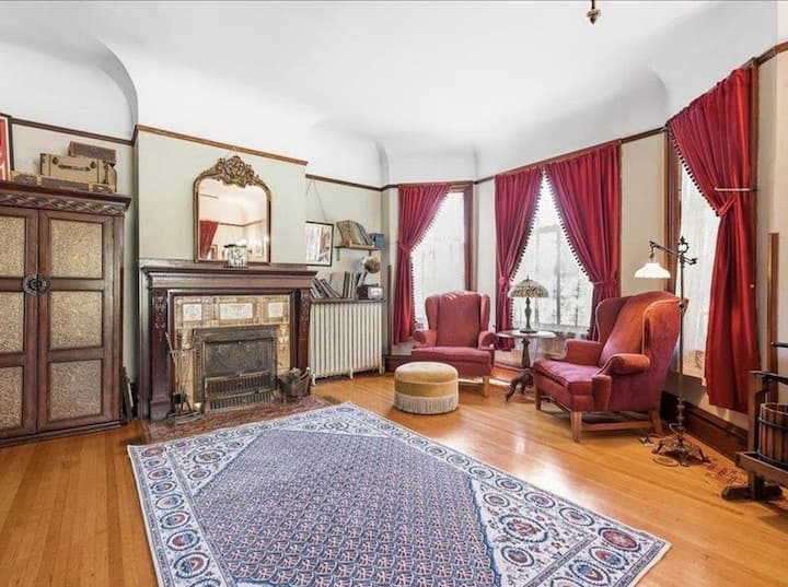 Dutch Colonial Historic Mansion! - Dubuque, IA