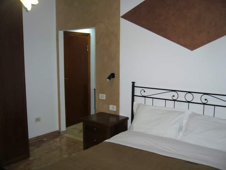 Camera "Salice" Tripla + Bagno, Tv, Frigo, Caffe' - Spello