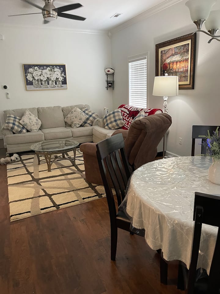 Downtown Cozy Retreat - Rogers, AR