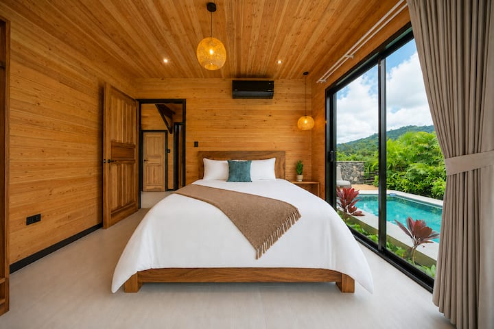 O quarto 1 tem uma confortável cama queen size, ar-condicionado e belas vistas do Vulcão Arenal. Entre no terraço privativo e desfrute do seu café da manhã enquanto aprecia a paisagem deslumbrante do majestoso vulcão.