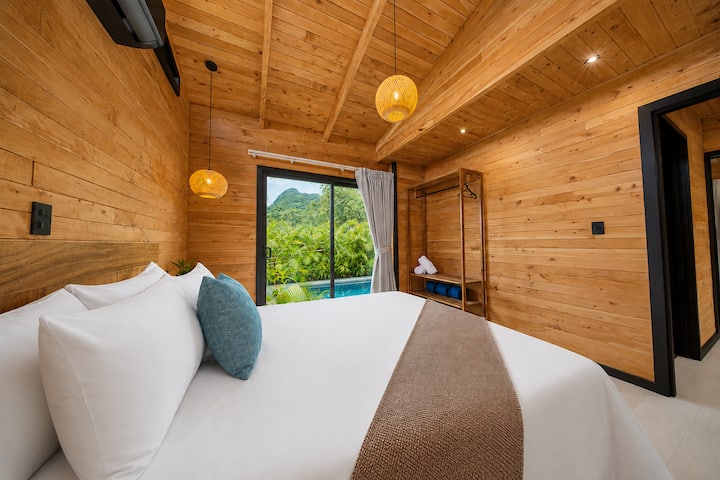 Projetado para conforto e relaxamento, o Quarto 2 oferece uma luxuosa cama queen size, ar-condicionado e vistas deslumbrantes do Vulcão Arenal. Sua atmosfera acolhedora o torna o lugar perfeito para relaxar depois de um dia explorando La Fortuna.