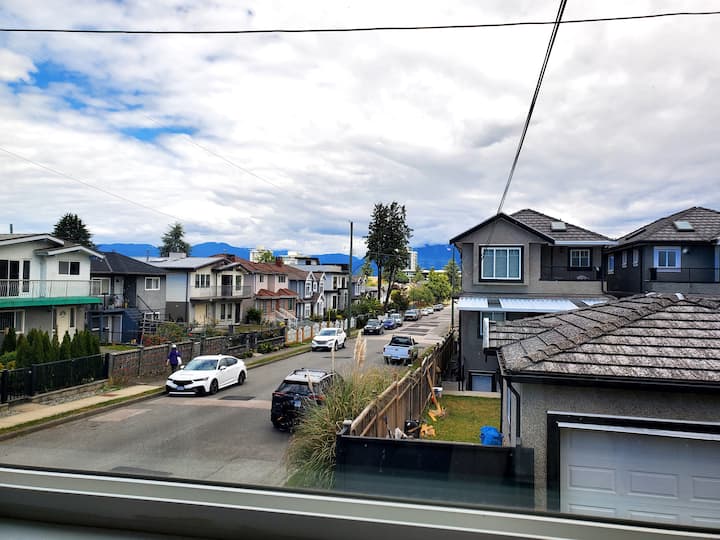 Sunny 3br Corner Oasis: Views, Transit, 15mins->dt - Vancouver