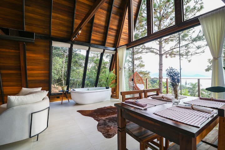 Sala de jantar e banheira com vista para o mar
