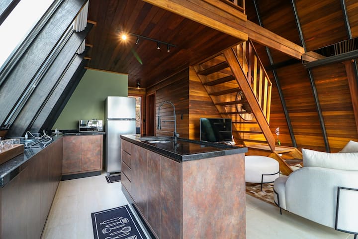 Cozinha equipada e escada em madeira