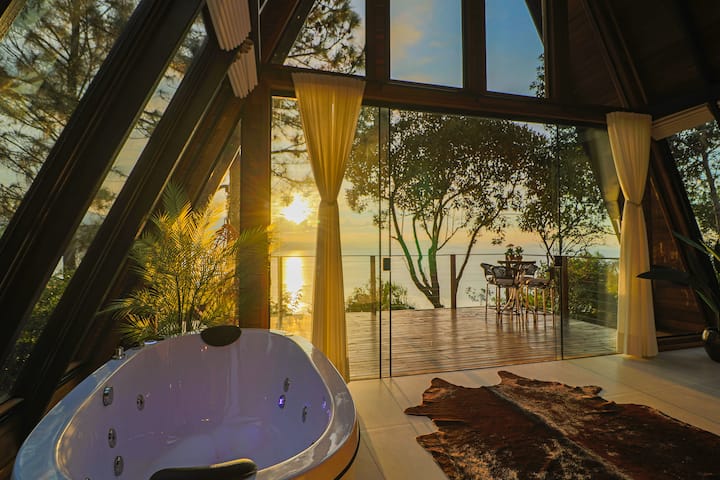Banheira de hidromassagem diante da vista para o pôr do sol