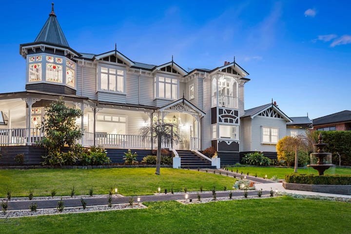 Kirinaran Manor | Pool & Bar Room - Frankston