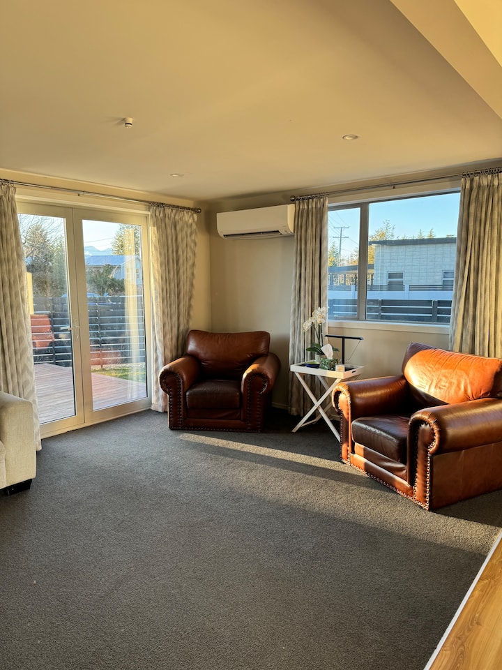 Close To Town, Wi-fi, 5 Bedroom, Fully Fenced - Twizel