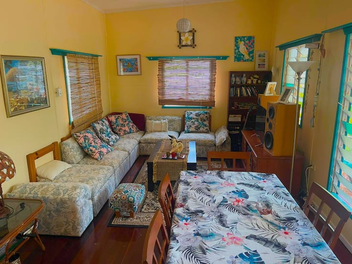 Relaxed Island Home, Two Streets From The Beach - Townsville