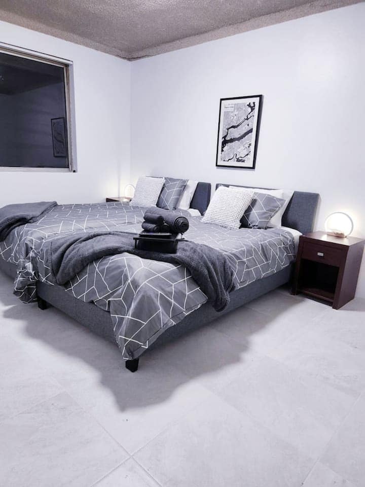 Central 2br Apartment | Balcony & 3 Beds - Parramatta