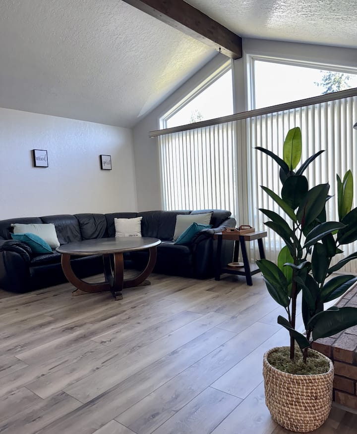 Lynnwood Remodeled 3bd Upper-level Home - Lynnwood, WA