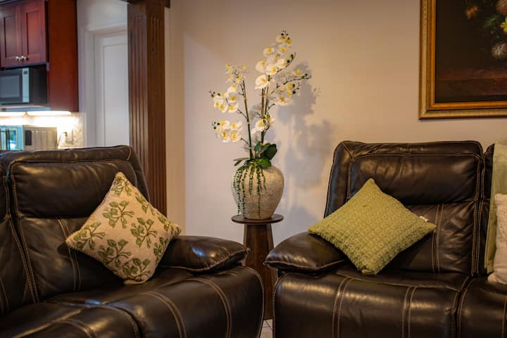 Friendly Acres Gem Near Downtown Redwood City - Palo Alto, CA