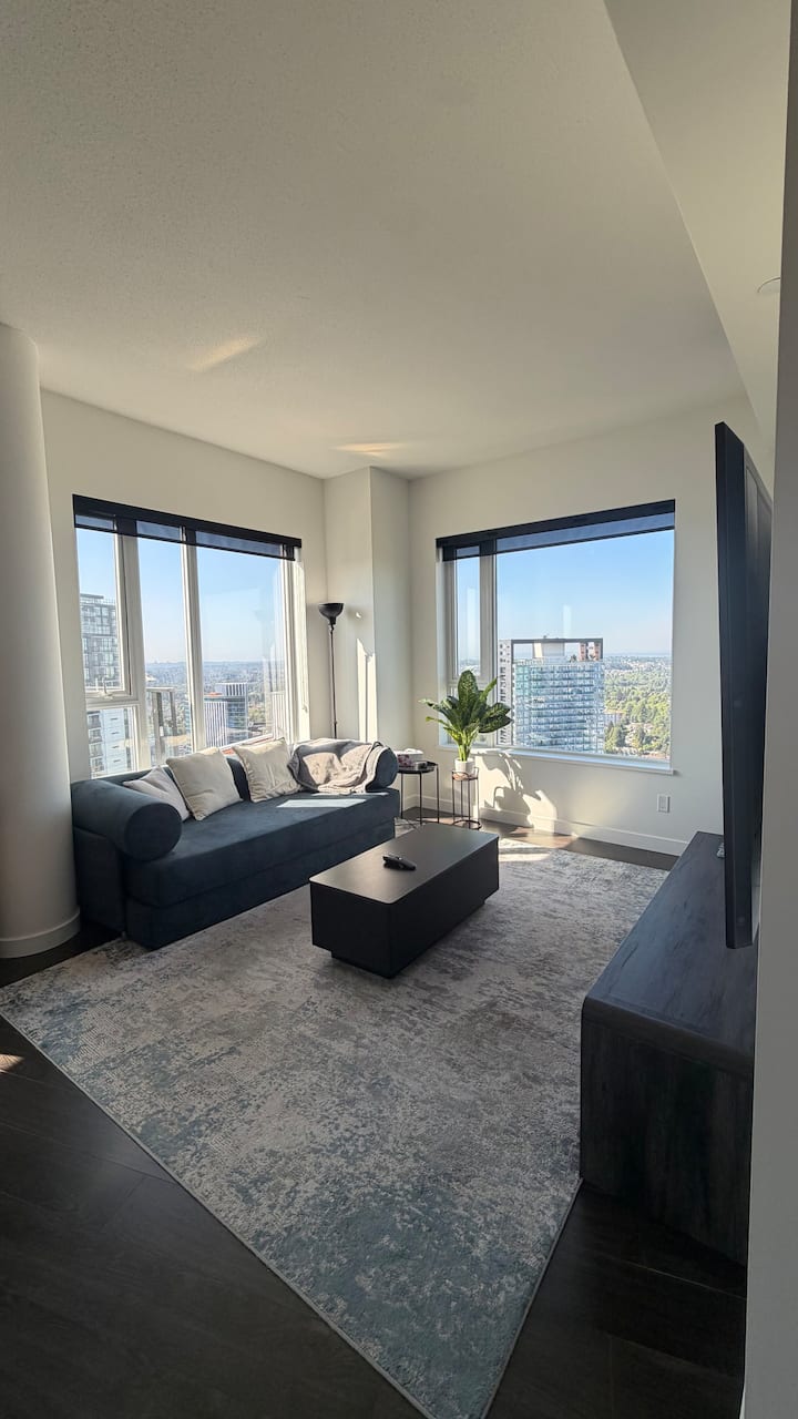 Two Bedroom Penthouse With 5 Star Amenities - Surrey