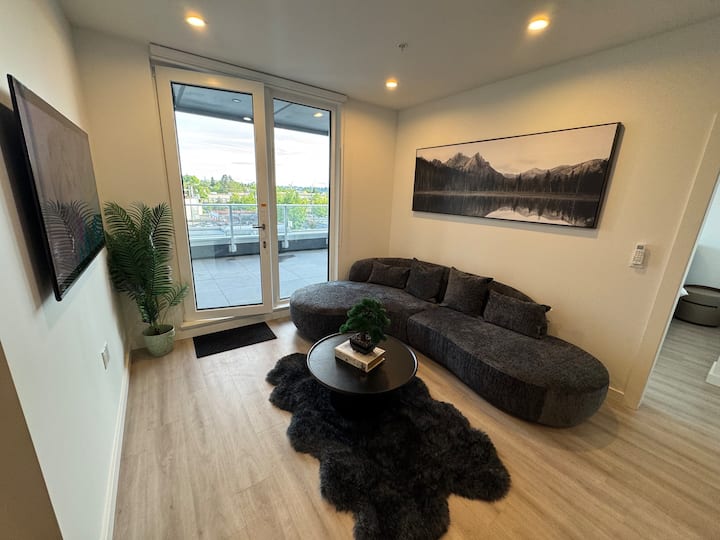 Chic New 2br Condo | Minutes To Downtown - Vancouver