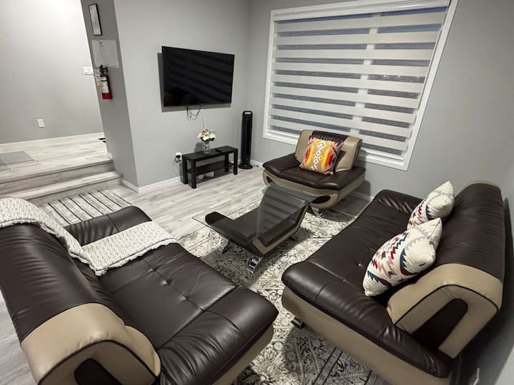 Modern Spacious House - Calgary
