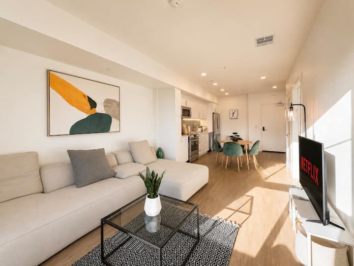 Bright Designer Apartment | Pool • Gym • Parking - Los Angeles, CA