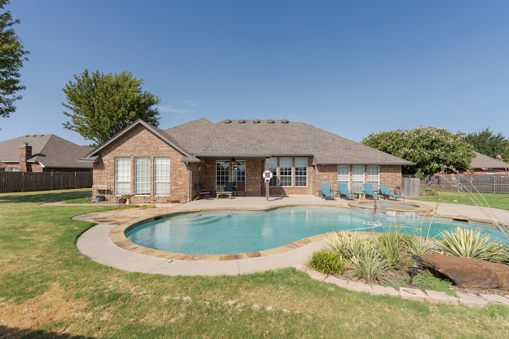 Private Backyard Oasis W/ Pool & Hot Tub - Edmond, OK