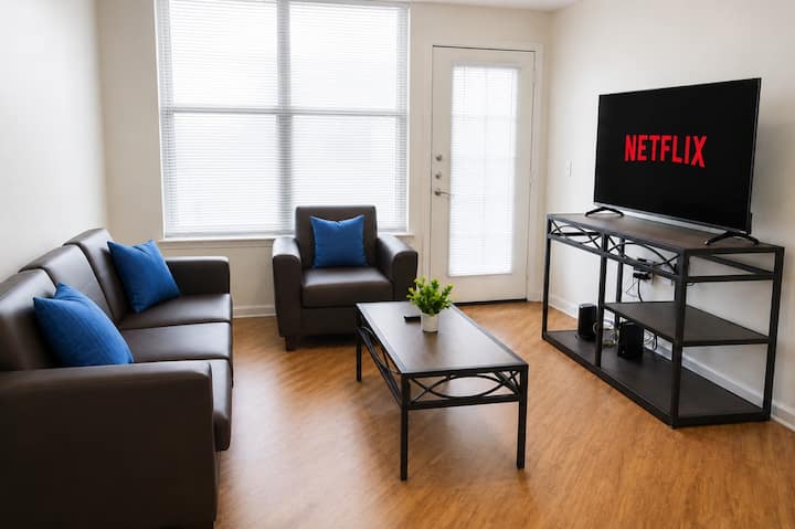 Walk To Uta | Modern Furnished 2br W/ Pool & Gym - Arlington, TX