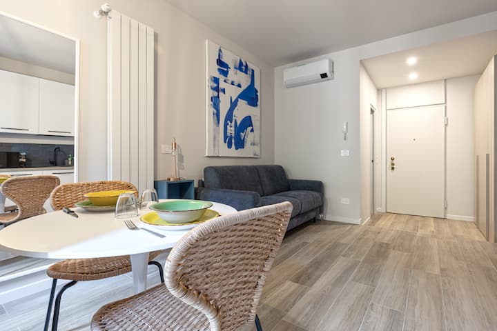 Il Blu Stile Contemporaneo A Bergamo Con Balcone - Bergamo