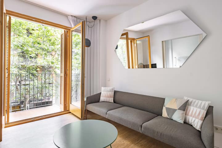 Flat With Balconie & Shared Pool - Barcelona