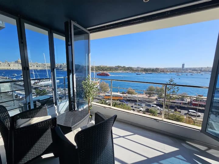 The Glow Seafront Apartment - La Valette