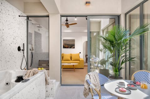 Successful Airbnb property: Modern Suite with Private Jacuzzi in Marina Zeus in Φρεαττύδα