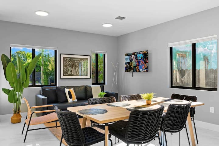 Spacious 4 Br Miami Townhouse | Free Parking - Miami, FL