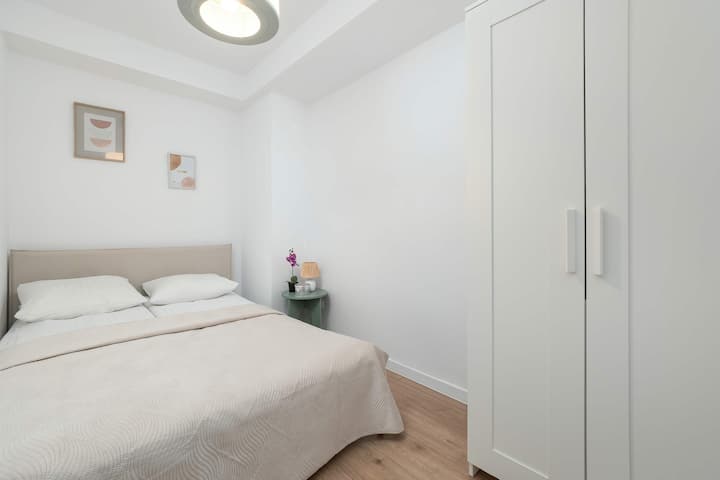 Deuxième chambre avec un lit confortable et des solutions de rangement pratiques.